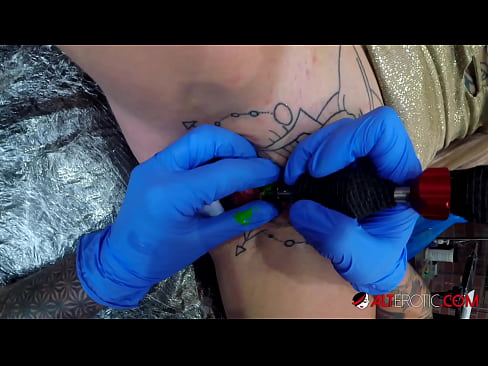❤️ Ekstrèmman tatoue hottie Sully Savage te fè yon tatoo sou klitoris li ❤️❌ Porno nan nou % ht.pornpk.ru% ﹏